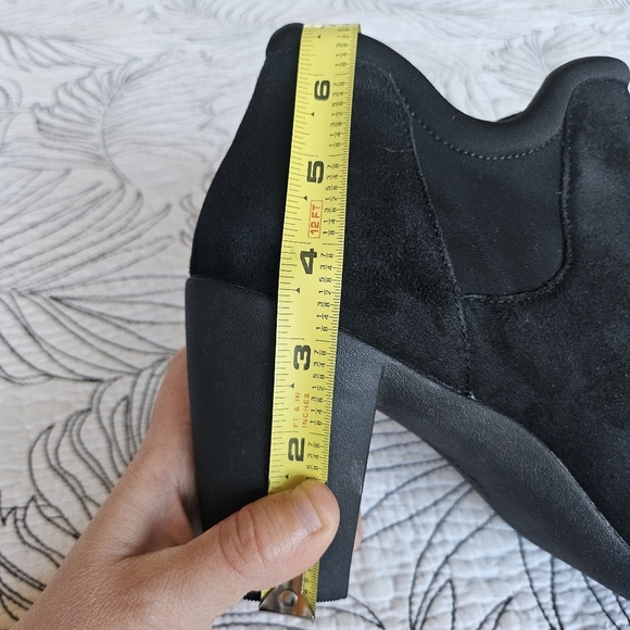EUC Clarks Artisan Adya Bella Suede Black Slip-on Ankle Bootie Heels Black 10 - Picture 9 of 13
